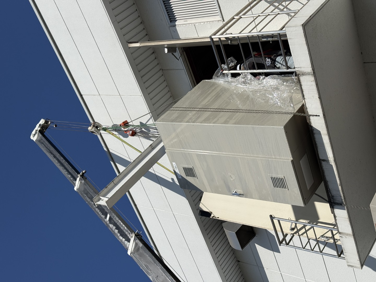 伊勢崎市の電気機器入替は、搬入から据付まで一貫対応。安全・確実な施工で、工場の設備更新をスムーズに。