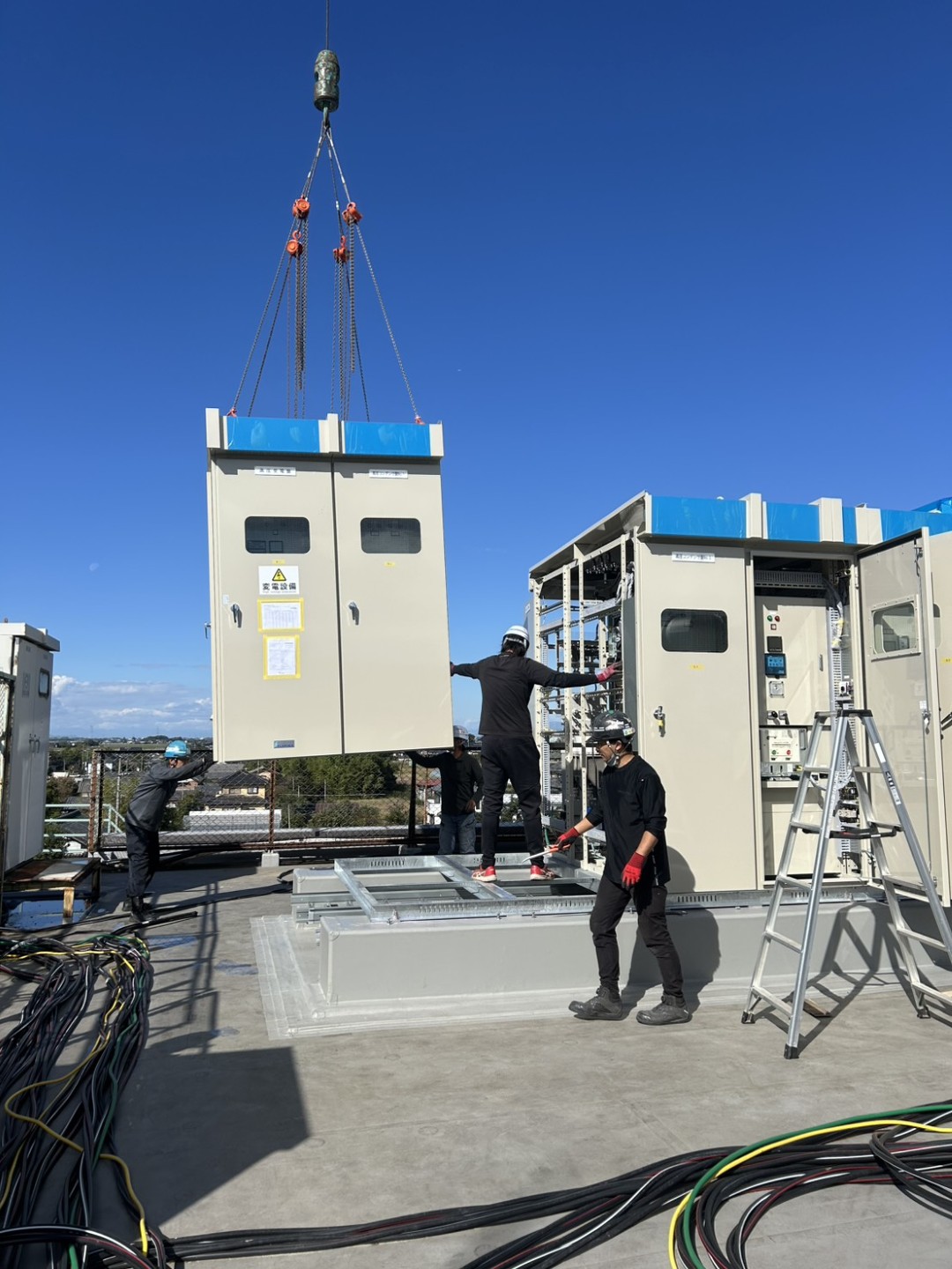 群馬県の重量物搬入・据付は、現場を知る職人にお任せください。工場設備から制御盤・発電機まで、安全第一の計画と自社一貫施工で確実に対応します。